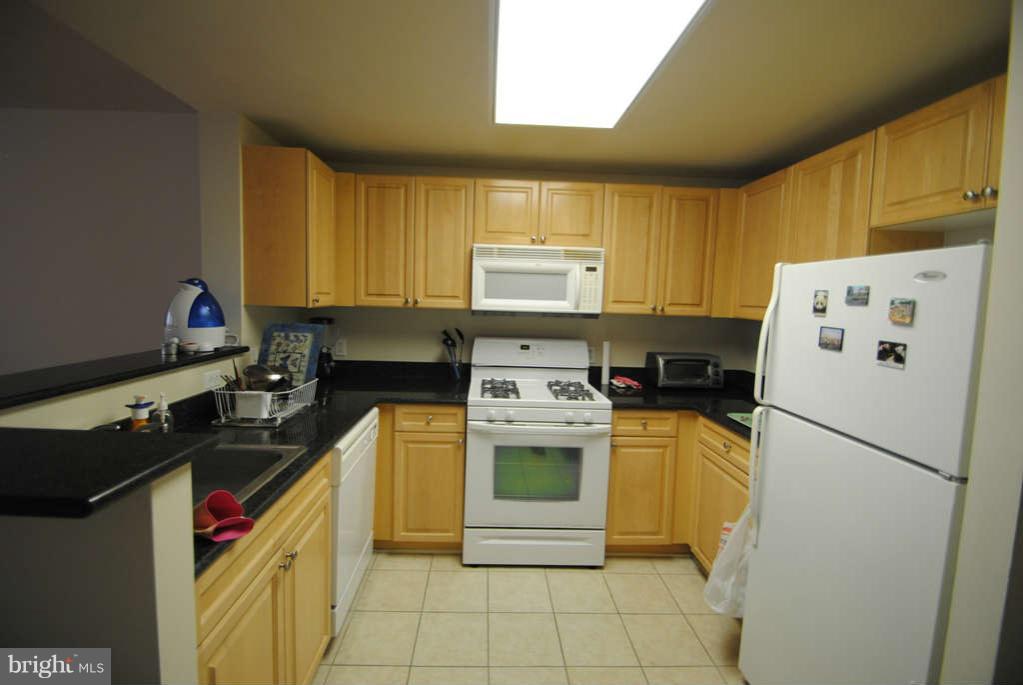 2726 Gallows Road, Unit 901 Vienna, VA 22180 - Photo 2 of 13 a kitchen with a stove a refrigerator and a window