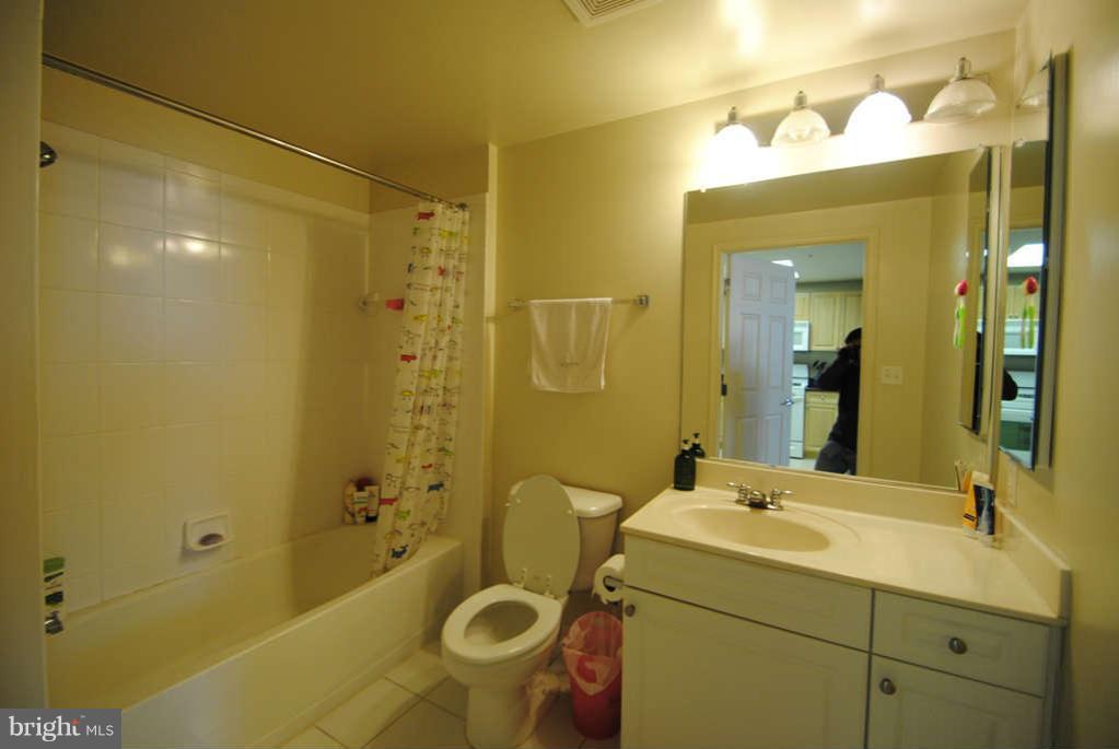 2726 Gallows Road, Unit 901 Vienna, VA 22180 - Photo 5 of 13 a bathroom with a sink mirror toilet and shower
