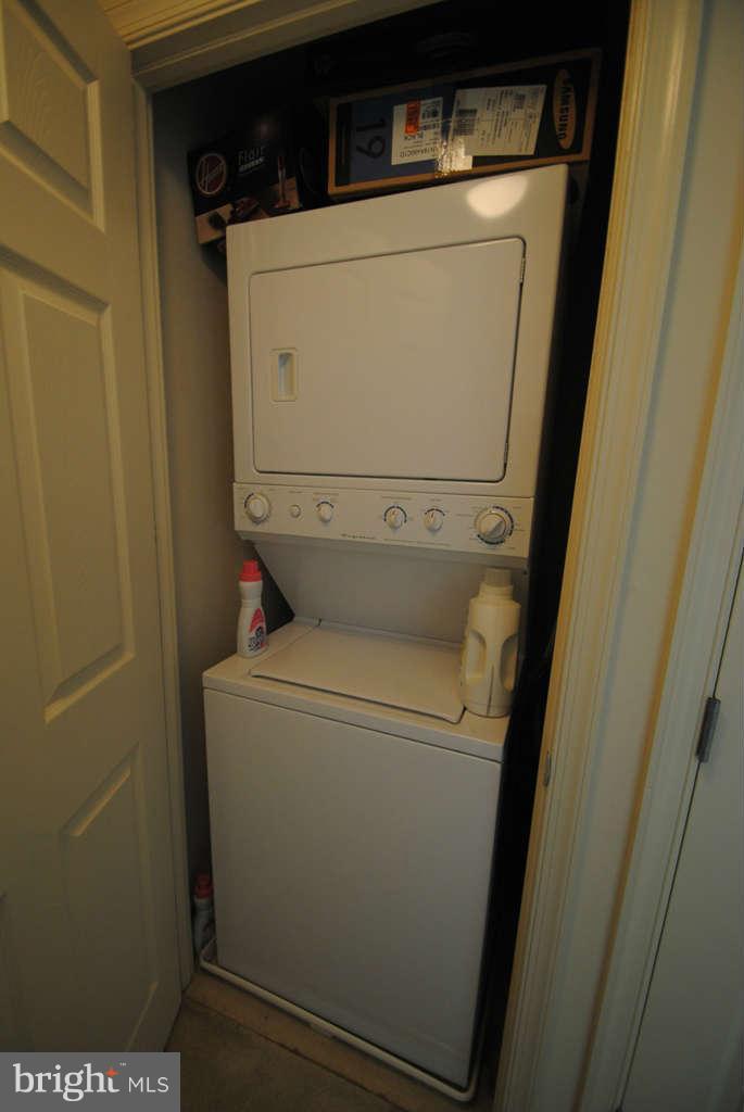 2726 Gallows Road, Unit 901 Vienna, VA 22180 - Photo 6 of 13 a utility room with dryer and washer