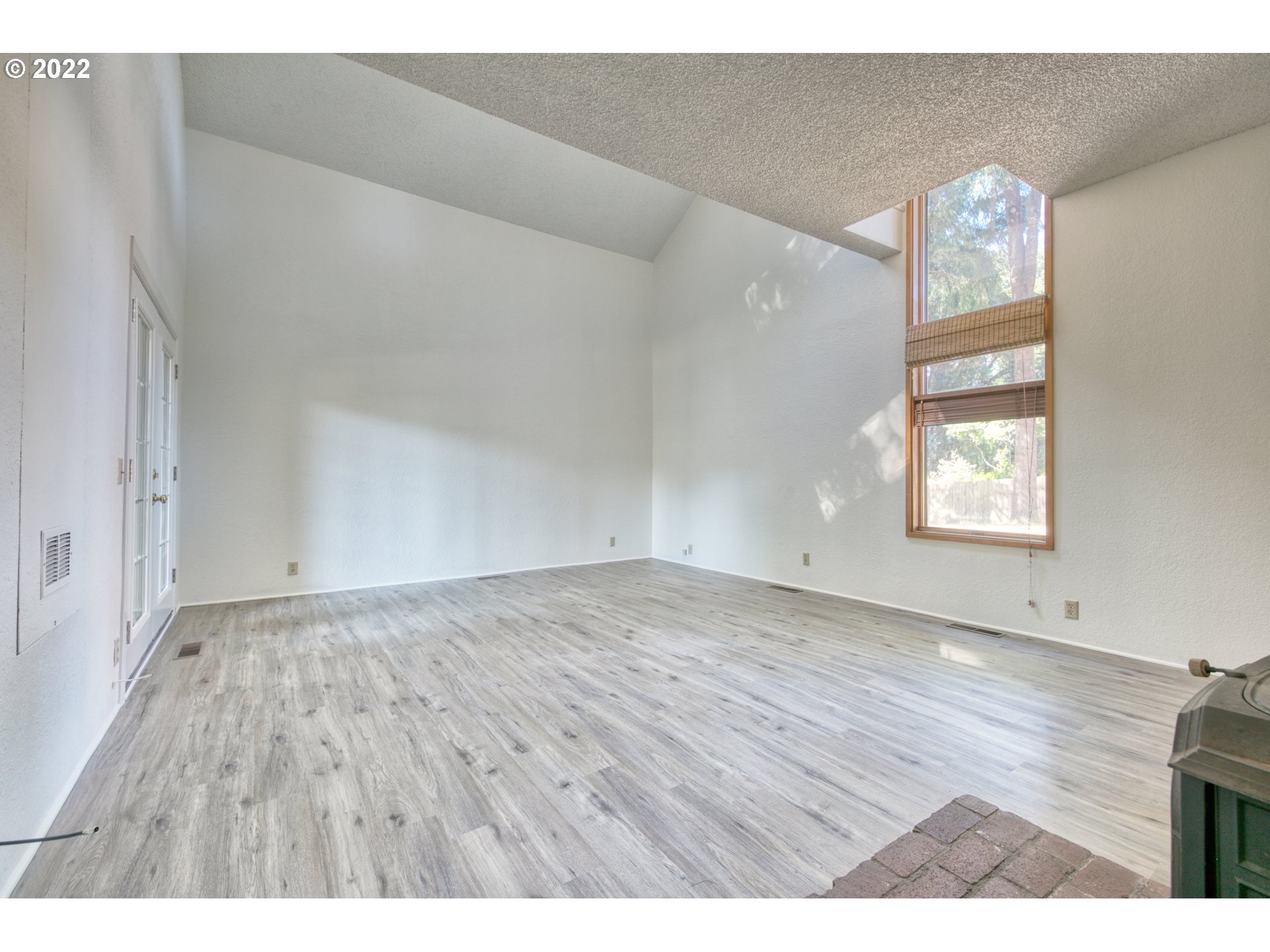 37821 Shenandoah Loop Springfield, OR 97478 - Photo 14 of 32 a view of an empty room with wooden floor and a window