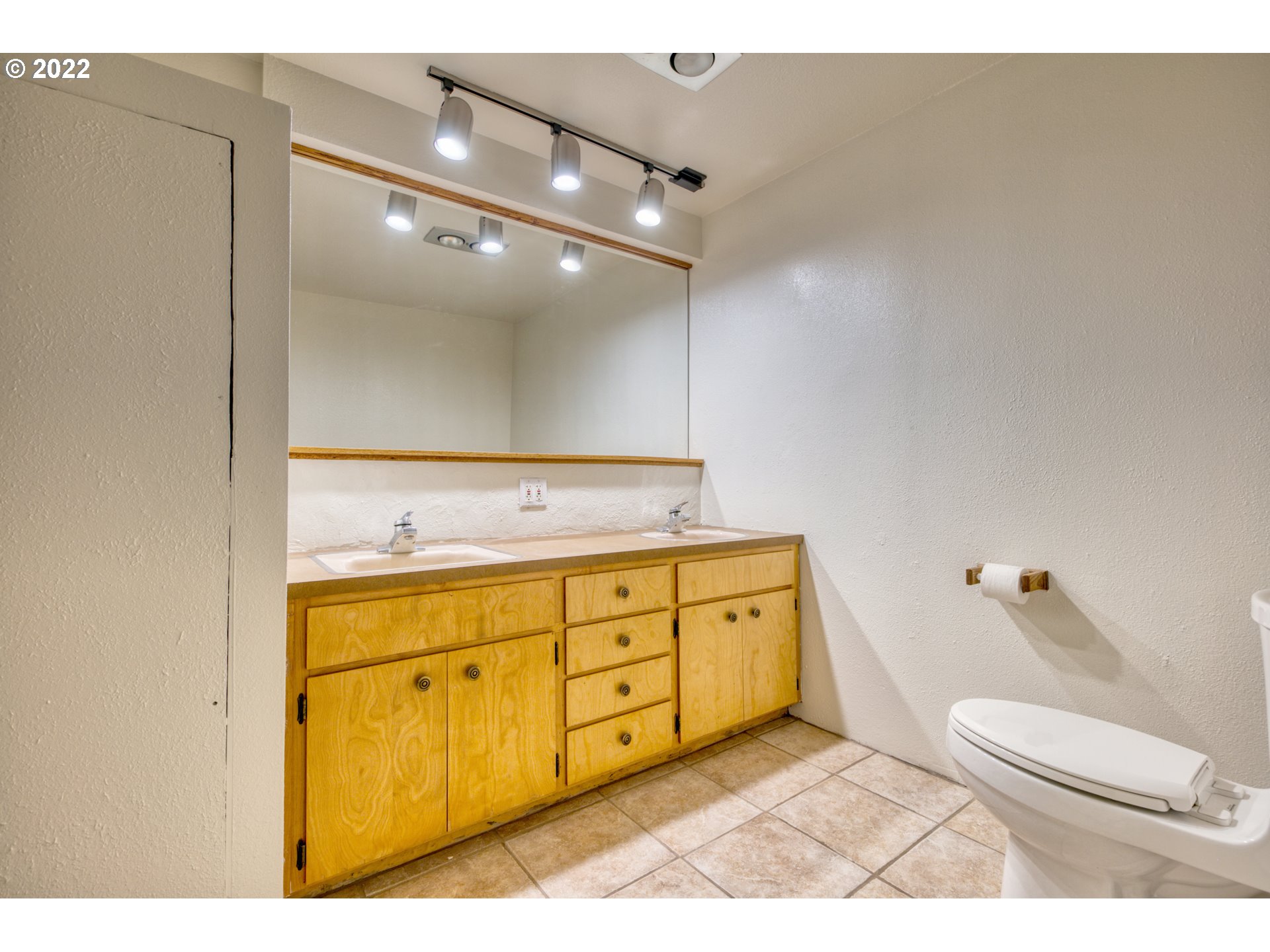 37821 Shenandoah Loop Springfield, OR 97478 - Photo 18 of 32 a spacious bathroom with a granite countertop sink mirror and toilet