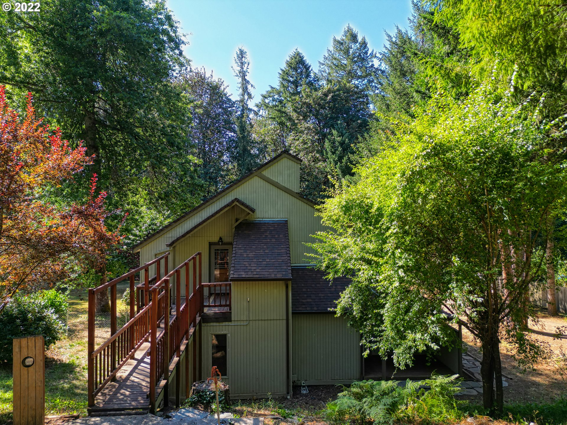 37821 Shenandoah Loop Springfield, OR 97478 - Photo 4 of 32 a front view of a house with trees