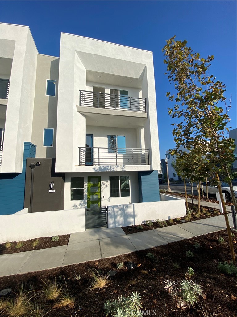 194 Sash Irvine, CA 92618 - Photo 1 of 18 a front view of a house with garden