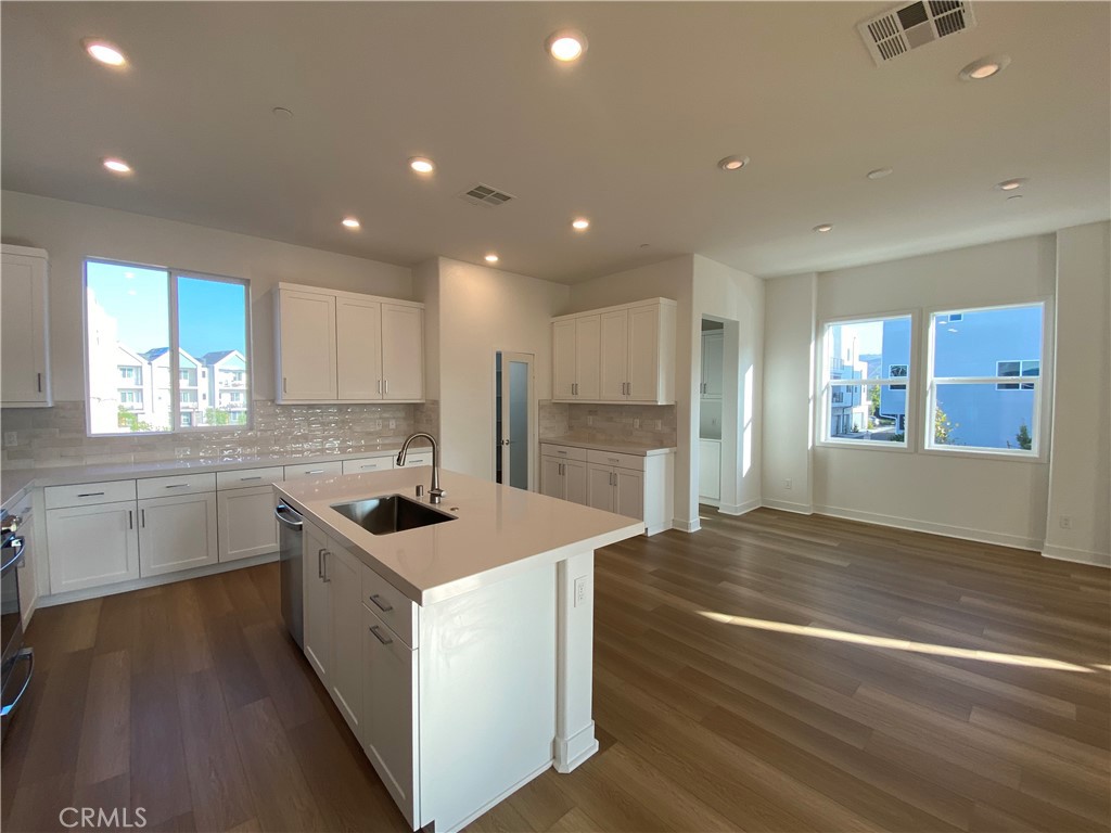 194 Sash Irvine, CA 92618 - Photo 5 of 18 a kitchen that has a sink and a stove in it