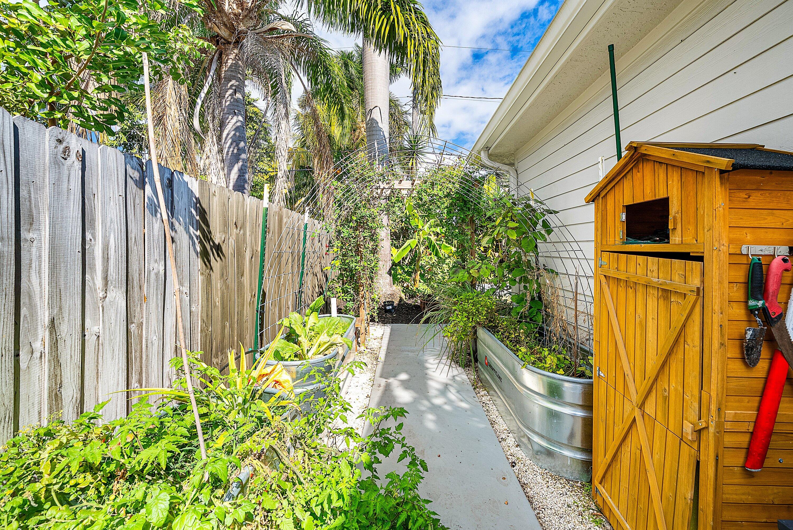 435 Northeast 35th Street Boca Raton, FL 33431 - Photo 42 of 60 Side Yard