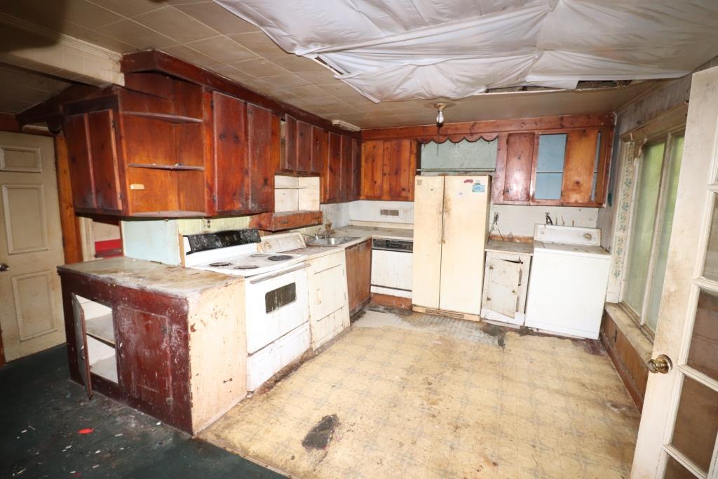4428 Keefer Road Roanoke, VA 24018 - Photo 12 of 21 a kitchen with a stove a refrigerator and cabinets