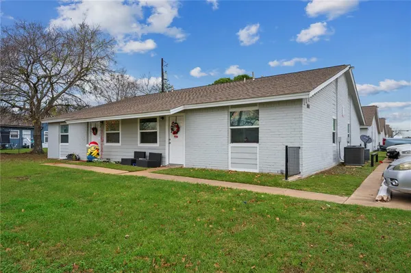 a view of a yard in front of house
