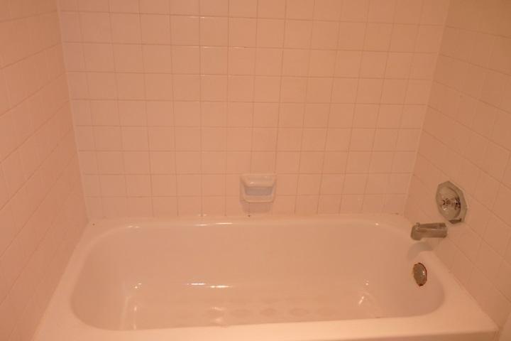 111 Woodland Road Palm Springs, FL 33461 - Photo 18 of 24 BATHROOM 2 TUB