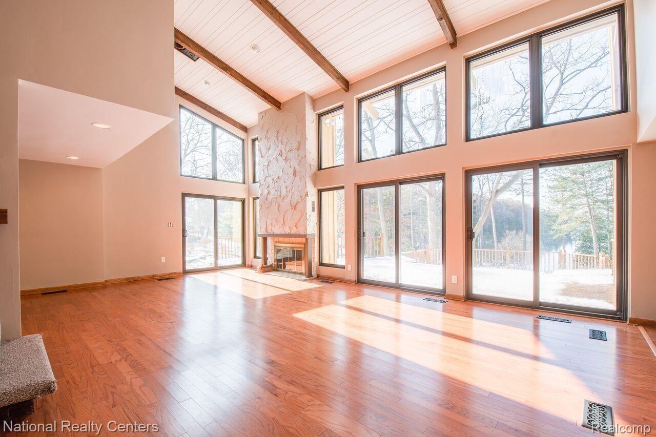 1753 Addaleen Road Highland, MI 48357 - Photo 7 of 41 Tons of Natural Sunlight!