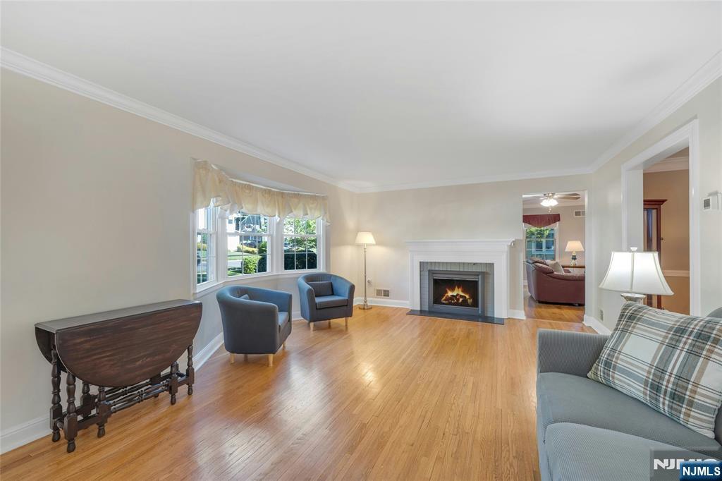 678 Millbrook Road River Edge, NJ 07661 - Photo 4 of 34