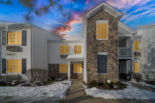 $1,900 | 2427 Silverstone Drive, Unit 2427, Carpentersville, IL 60110