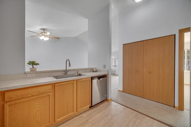 $1,900 | 2427 Silverstone Drive, Unit 2427, Carpentersville, IL 60110