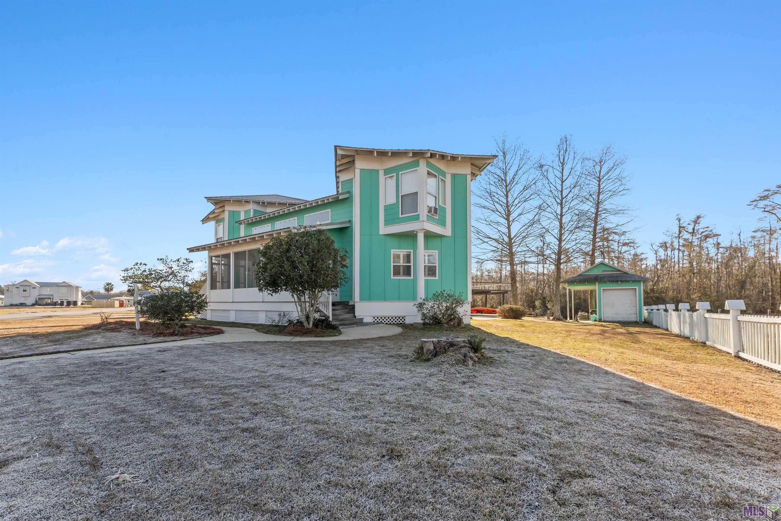 17097 Peace Point Drive Springfield, LA 70462 - Photo 4 of 33