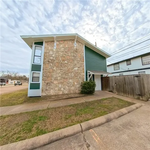 a view of a backyard of the house