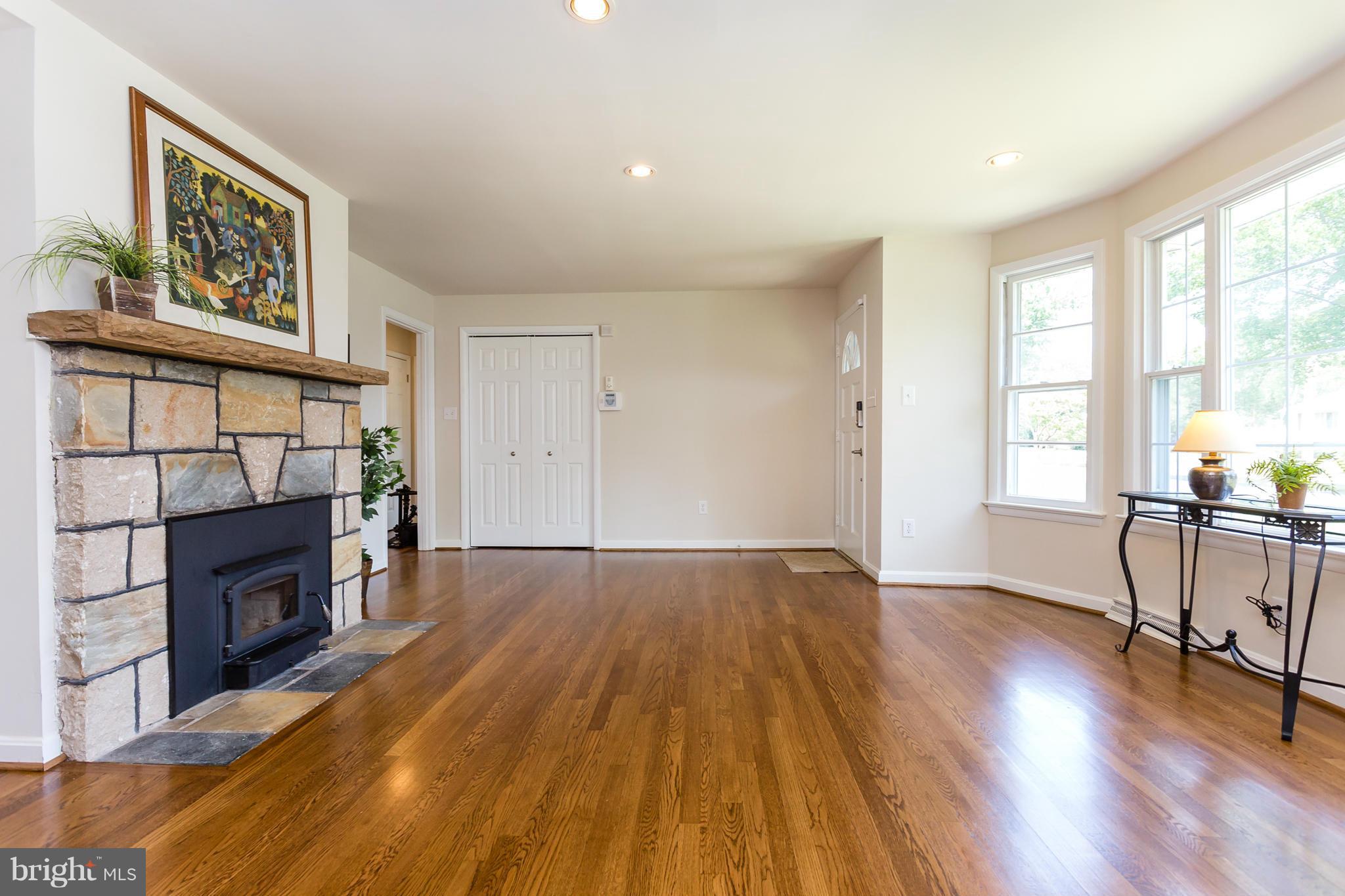 589 Truslow Road Fredericksburg, VA 22406 - Photo 7 of 29 Living Room w/Bay Window