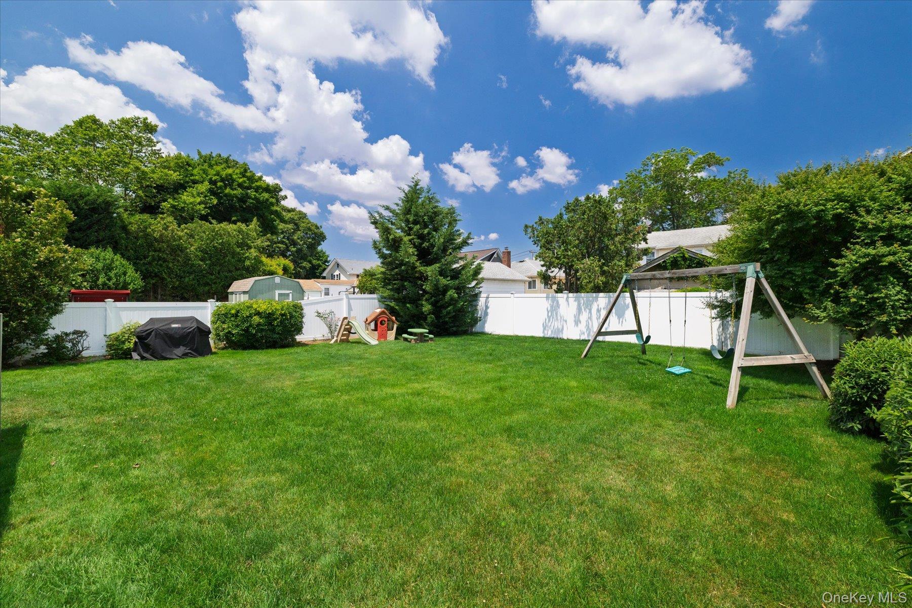 41 Hart Street Lynbrook, NY 11563 - Photo 27 of 30