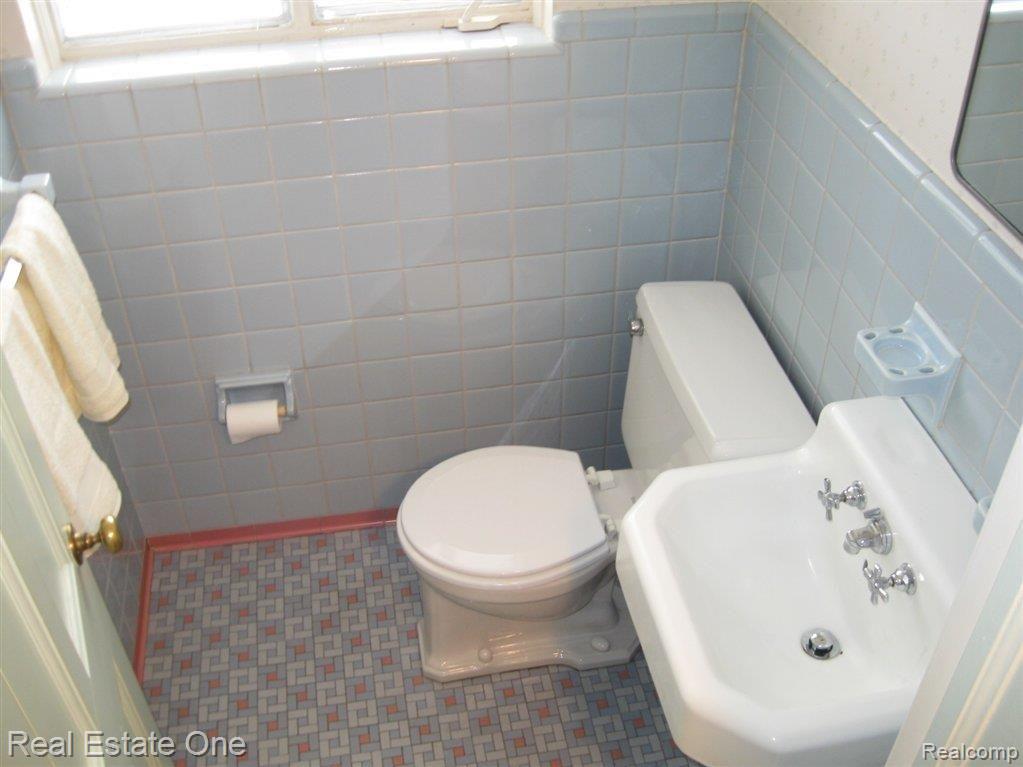 2603 Trafford Road Royal Oak, MI 48073 - Photo 6 of 20 1/2 bath