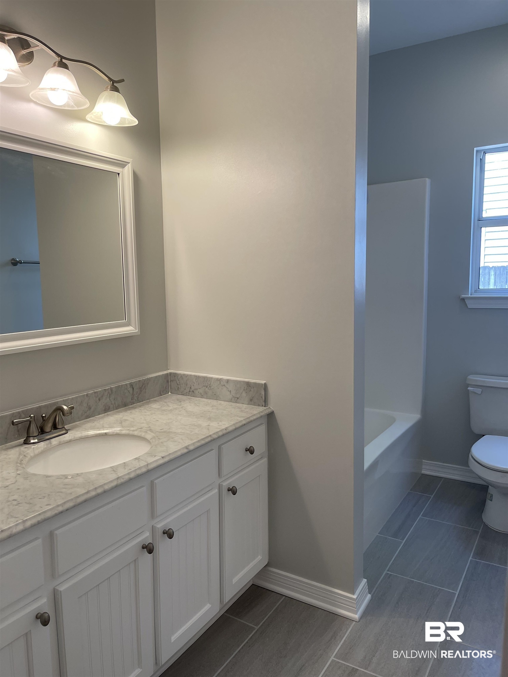 17472 Pandion Ridge, Unit 17472 Fairhope, AL 36532 - Photo 17 of 25 Primary bath