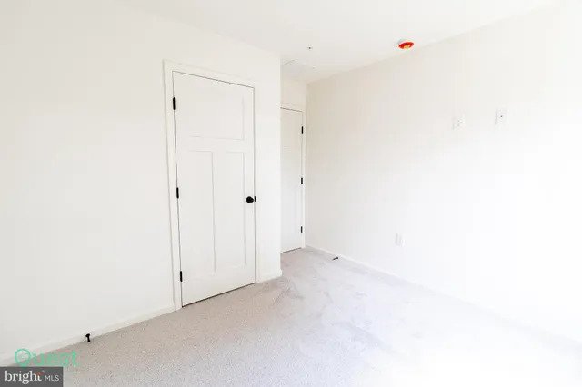 a view of entryway with yard