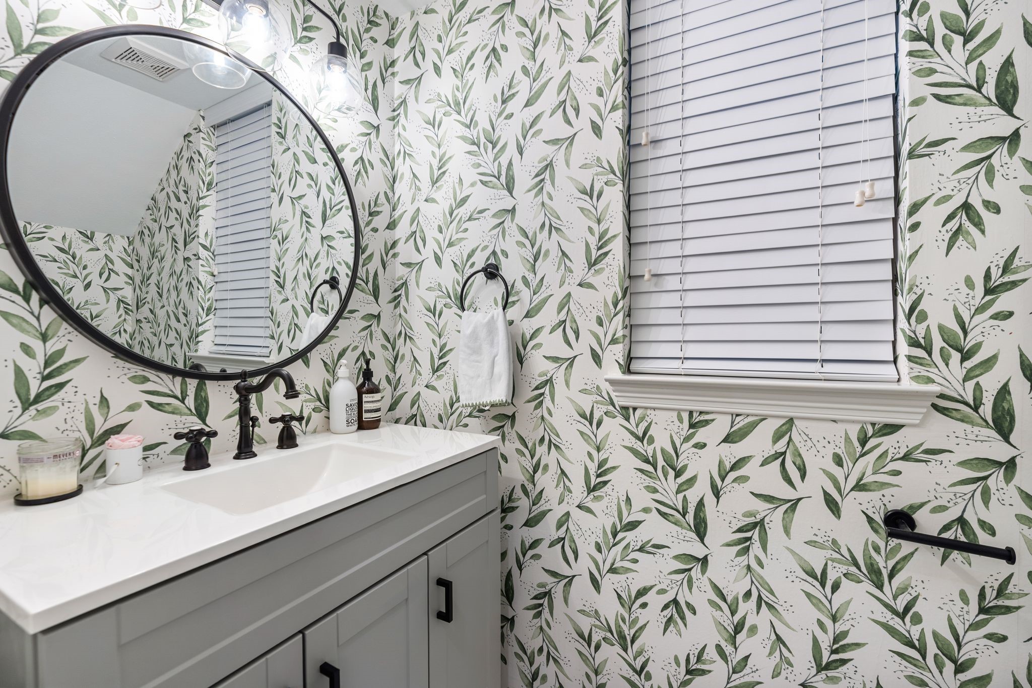 834 West 18th Street, Unit B Houston, TX 77008 - Photo 12 of 24 Downstairs powder bath