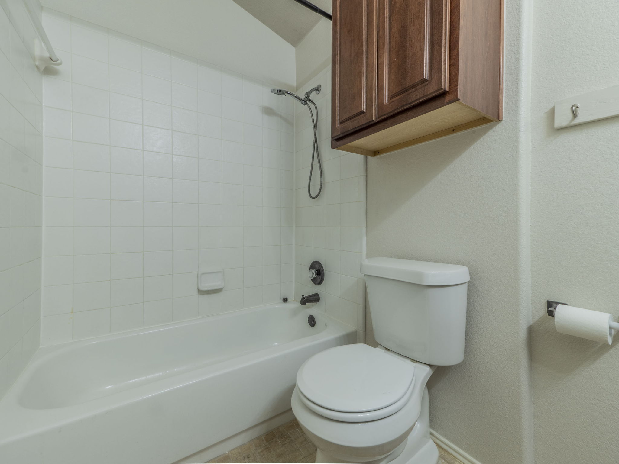 3209 Wickham Lane Austin, TX 78725 - Photo 17 of 26 Full bathroom with bathing tub / shower combination and toilet