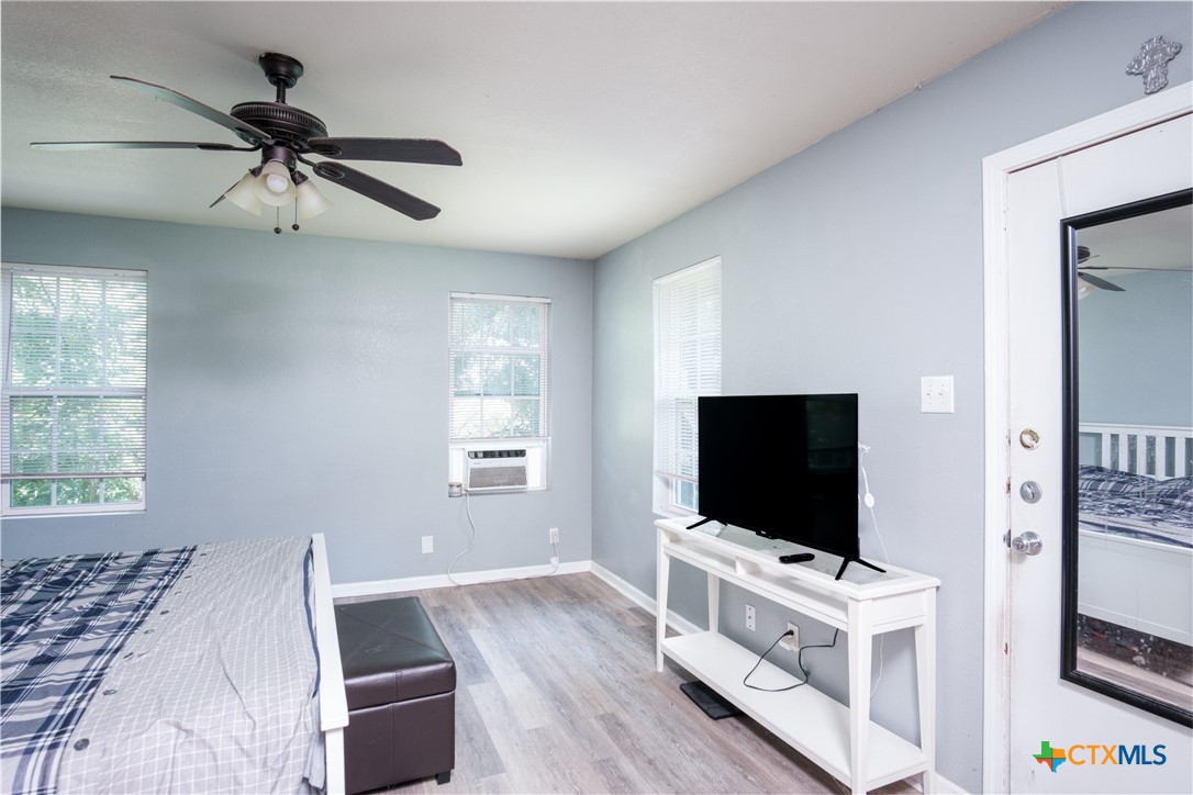 921 South 11th Street Temple, TX 76504 - Photo 20 of 23 a living room with furniture and flat screen tv