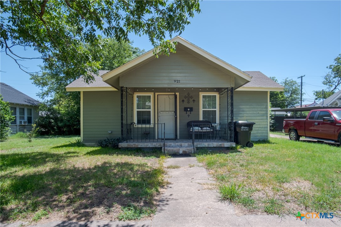 921 South 11th Street Temple, TX 76504 - Photo 2 of 23 a house view with a garden space
