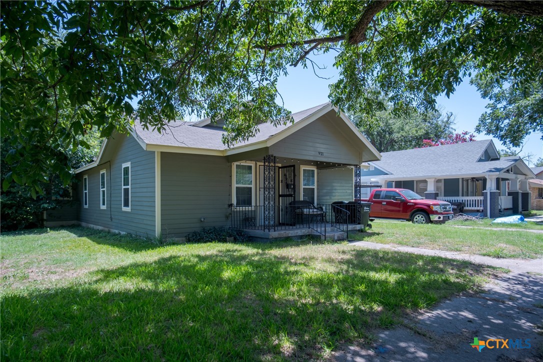 921 South 11th Street Temple, TX 76504 - Photo 3 of 23 a view of a house with a yard and sitting area