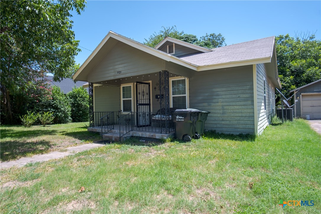 921 South 11th Street Temple, TX 76504 - Photo 4 of 23 a view of a house with a yard and sitting area