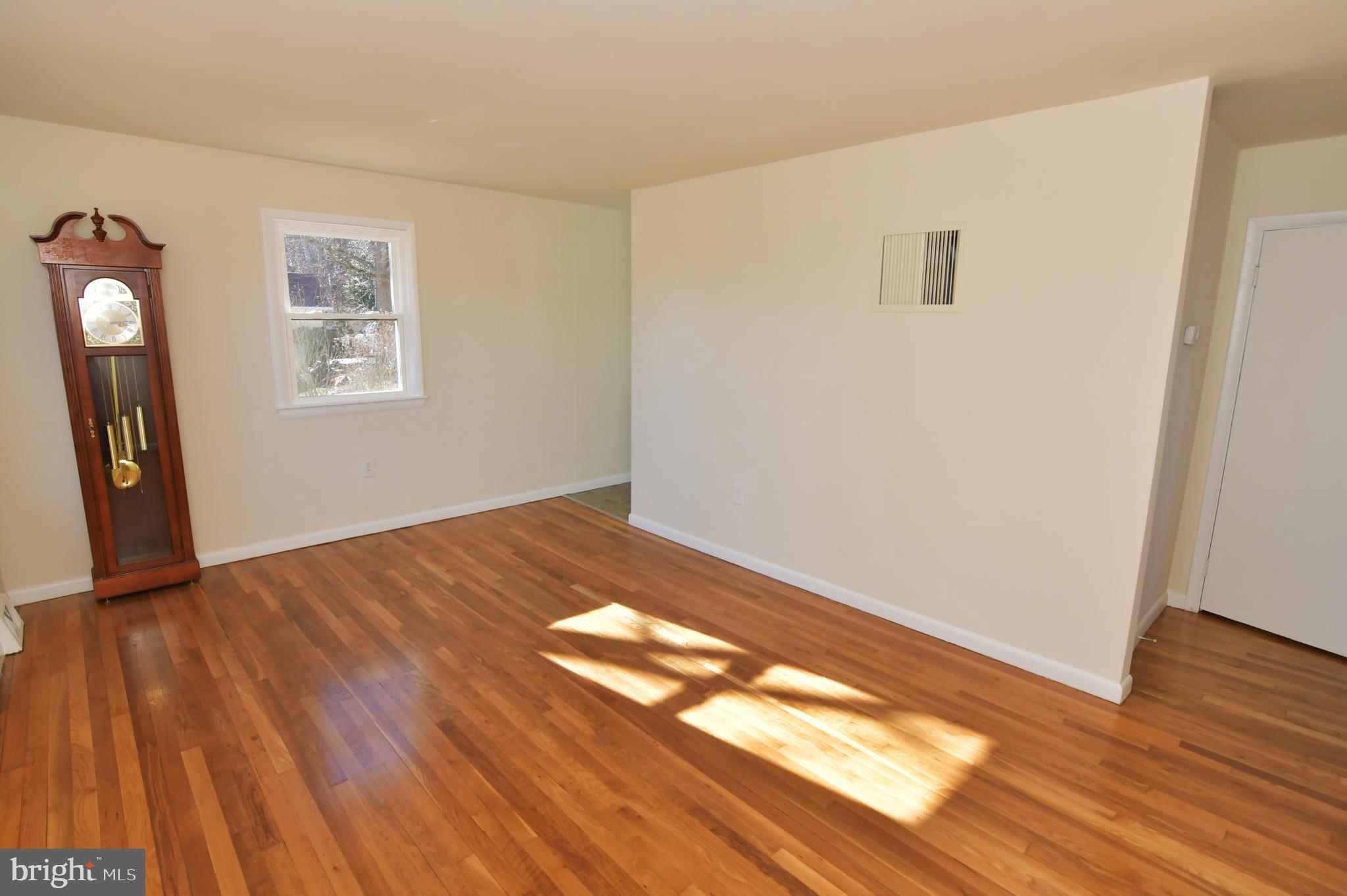 721 Locke's Mill Road Berryville, VA 22611 - Photo 25 of 46 Living room