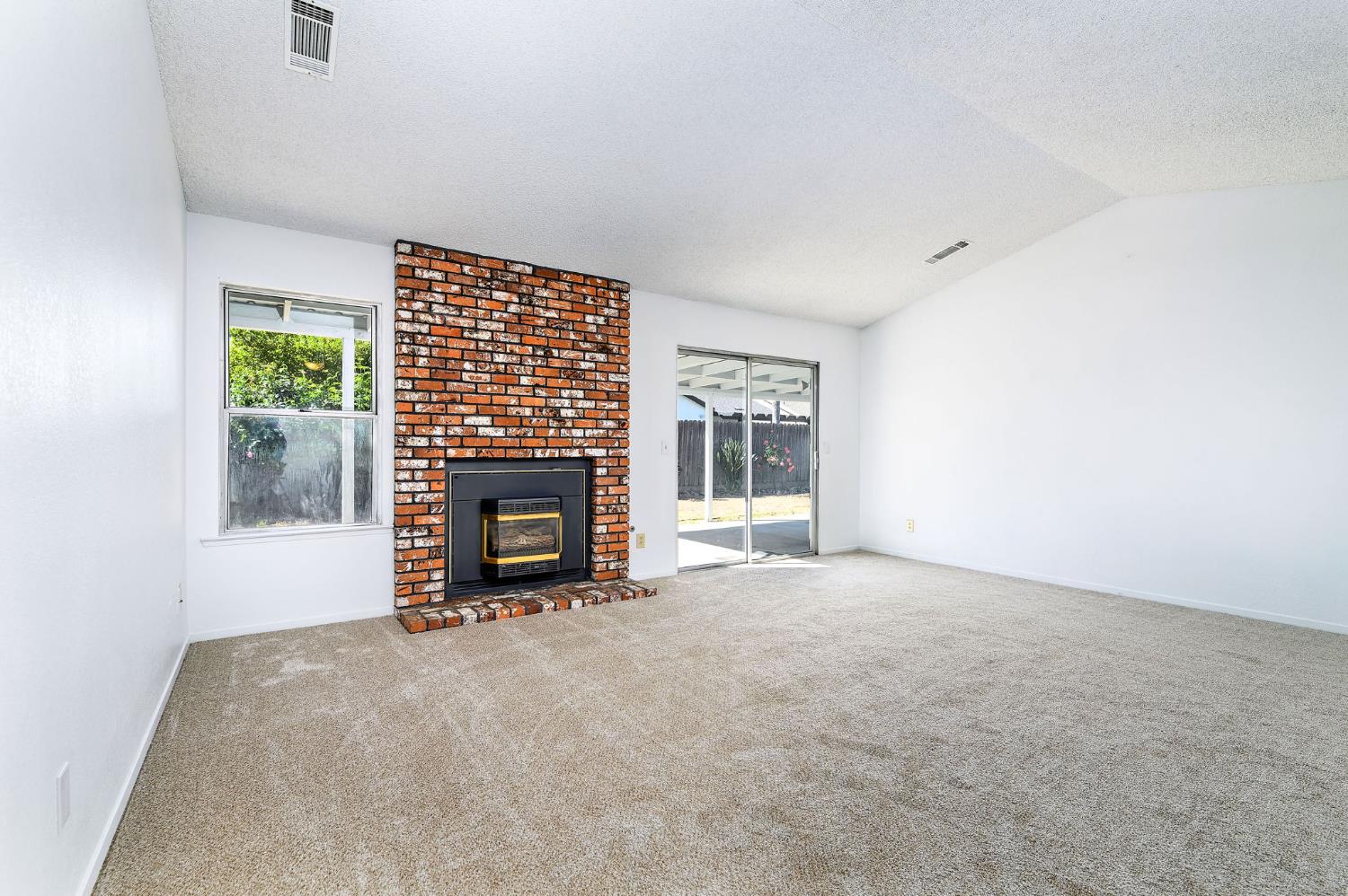 2129 Magnolia Court Sanger, CA 93657 - Photo 6 of 28