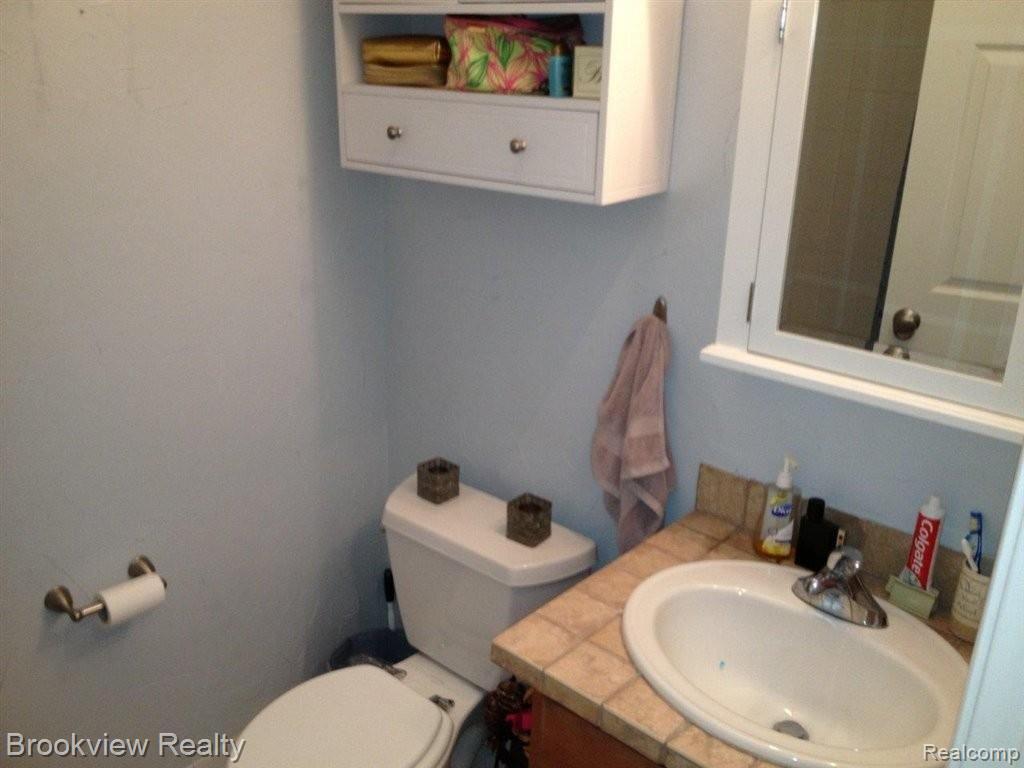674 West Bluff Court Rochester, MI 48307 - Photo 15 of 21 2nd bed bath