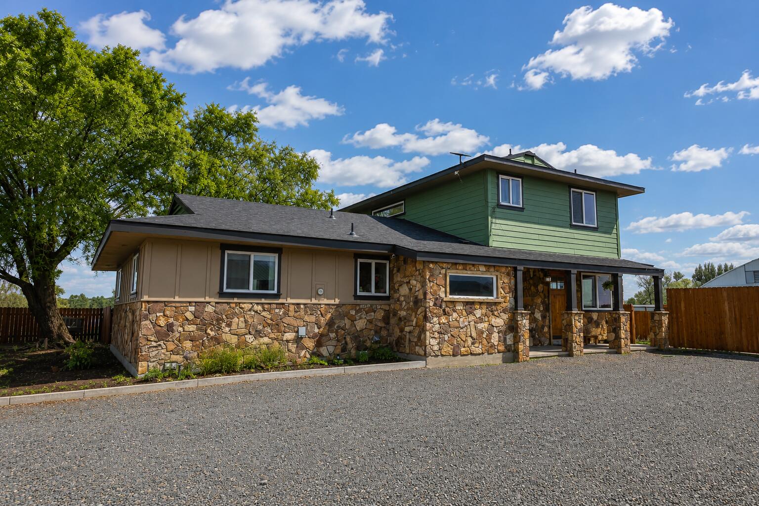 26695 Horsell Road Bend, OR 97701 - Photo 3 of 33 a front view of a house with yard