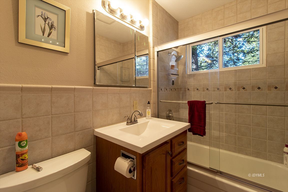 26710 Mc Mahon Road Idyllwild, CA 92549 - Photo 17 of 35 a bathroom with a sink and a bathtub