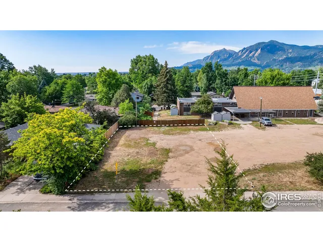 a picture of city view with outdoor space