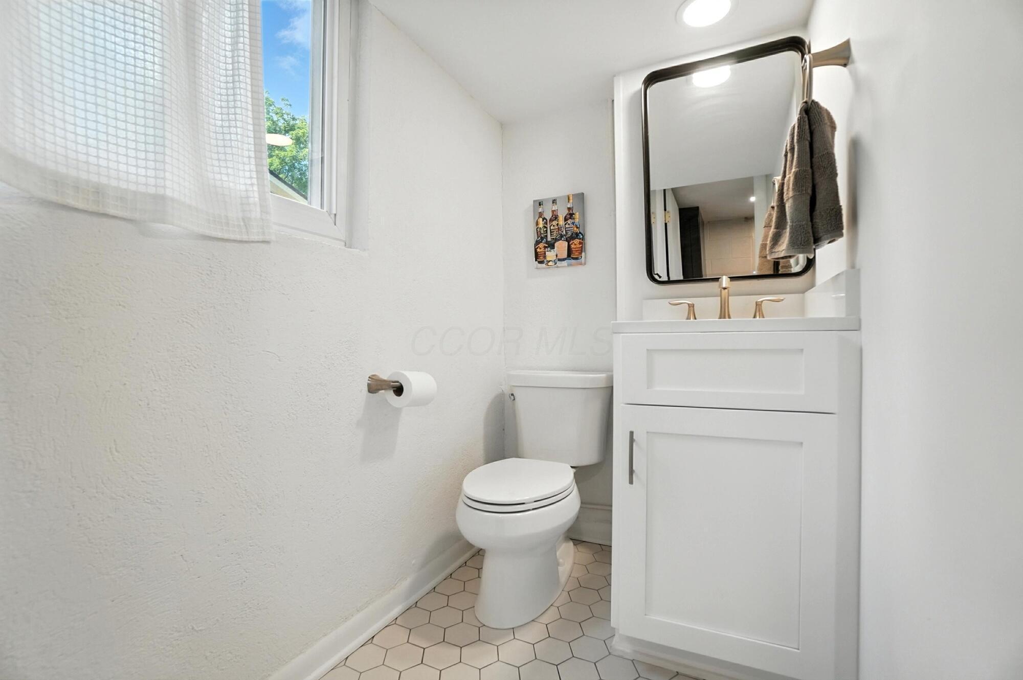 2820 Halstead Road Columbus, OH 43221 - Photo 40 of 76 Powder Room