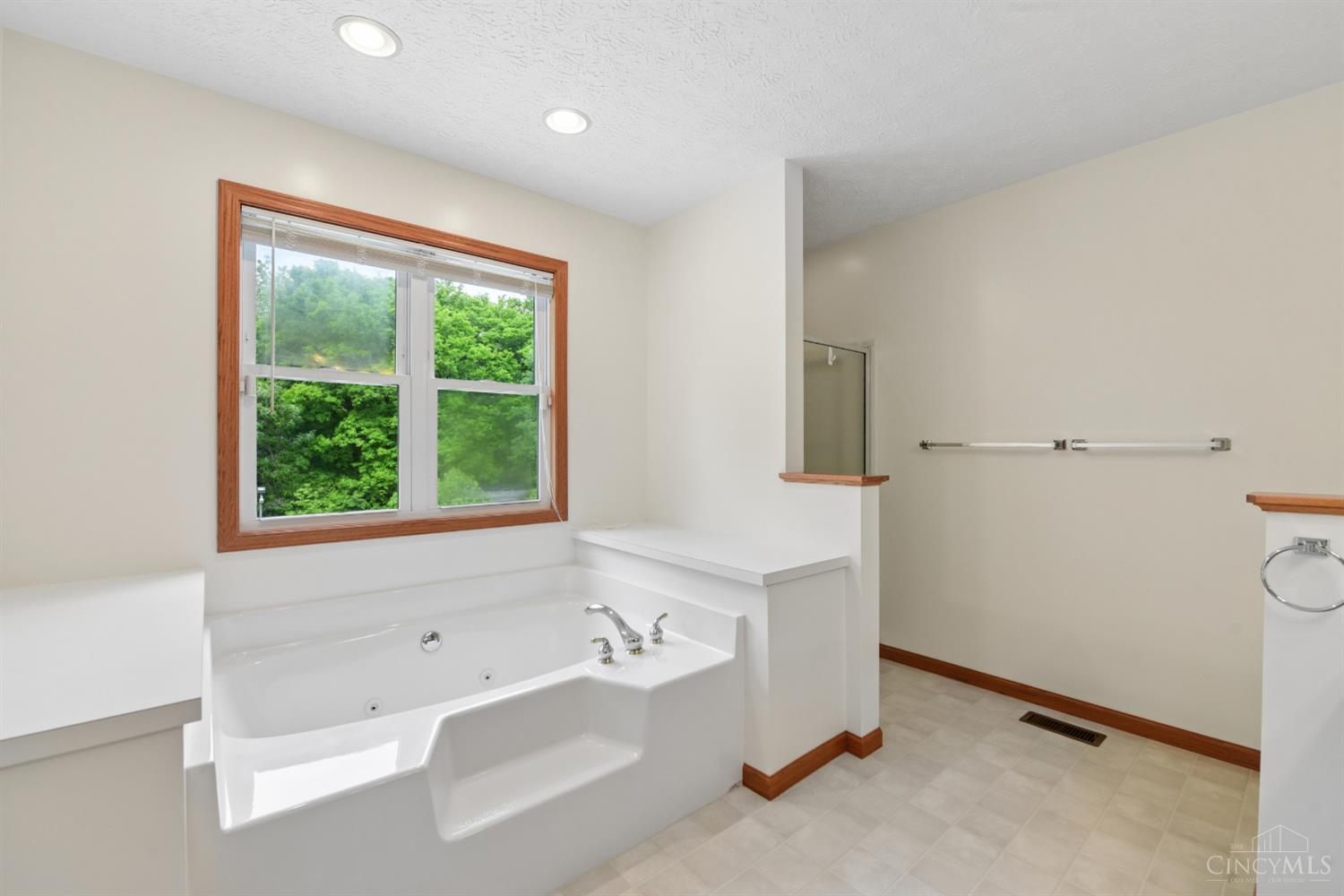 1109 Asbury Road Cincinnati, OH 45255 - Photo 45 of 69