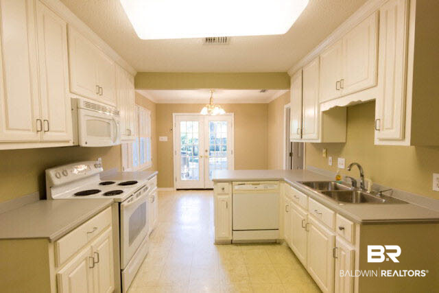 809 Henckley Avenue Mobile, AL 36609 - Photo 11 of 39 Gas Range