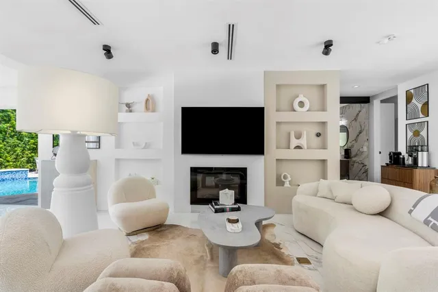 $2,700,000 | 2711 Northeast 19th Street, Fort Lauderdale, FL 33305