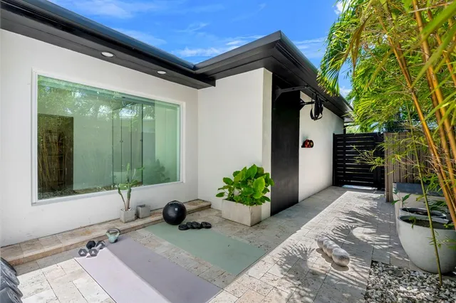 $2,700,000 | 2711 Northeast 19th Street, Fort Lauderdale, FL 33305