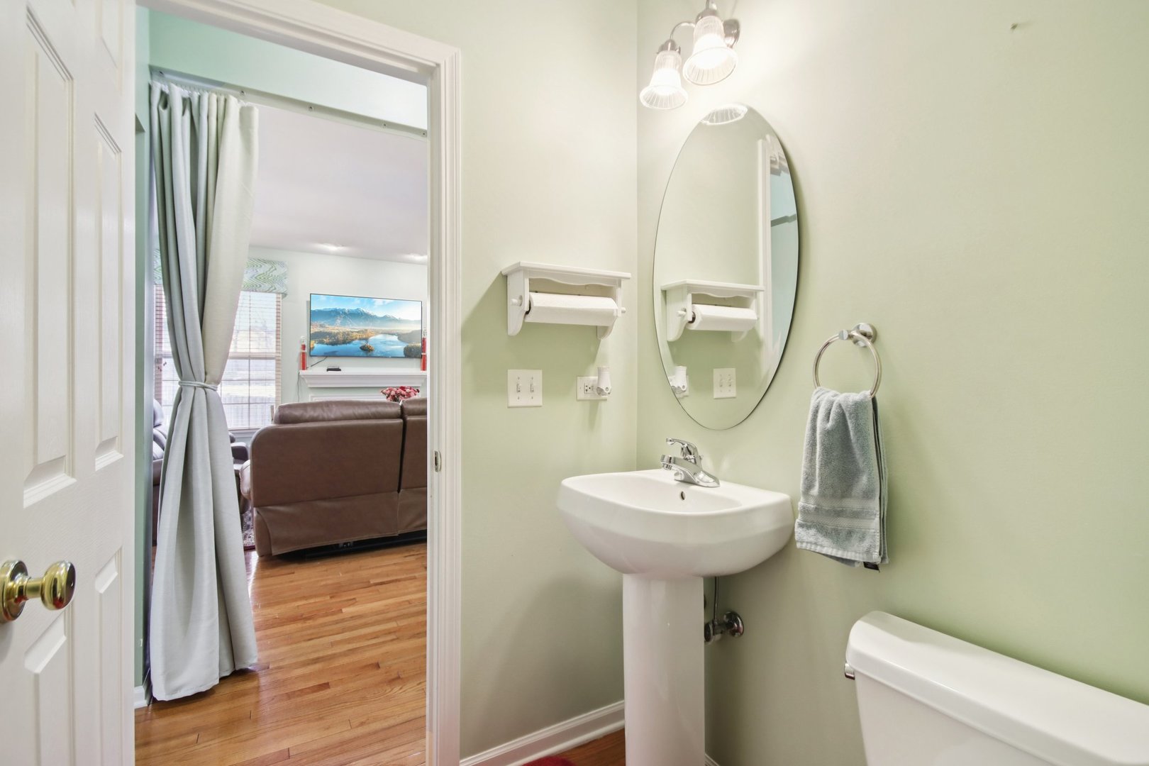 2930 Kelly Drive Elgin, IL 60124 - Photo 21 of 45 a en suite bathroom with a sink and mirror