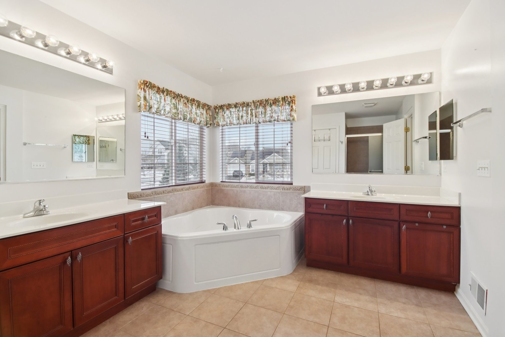 2930 Kelly Drive Elgin, IL 60124 - Photo 27 of 45 a spacious bathroom with a tub sink and mirror