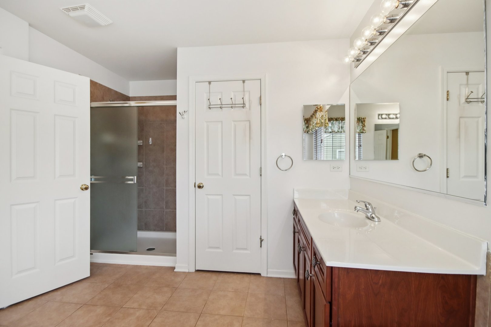 2930 Kelly Drive Elgin, IL 60124 - Photo 28 of 45 a spacious bathroom with a shower sink and mirror