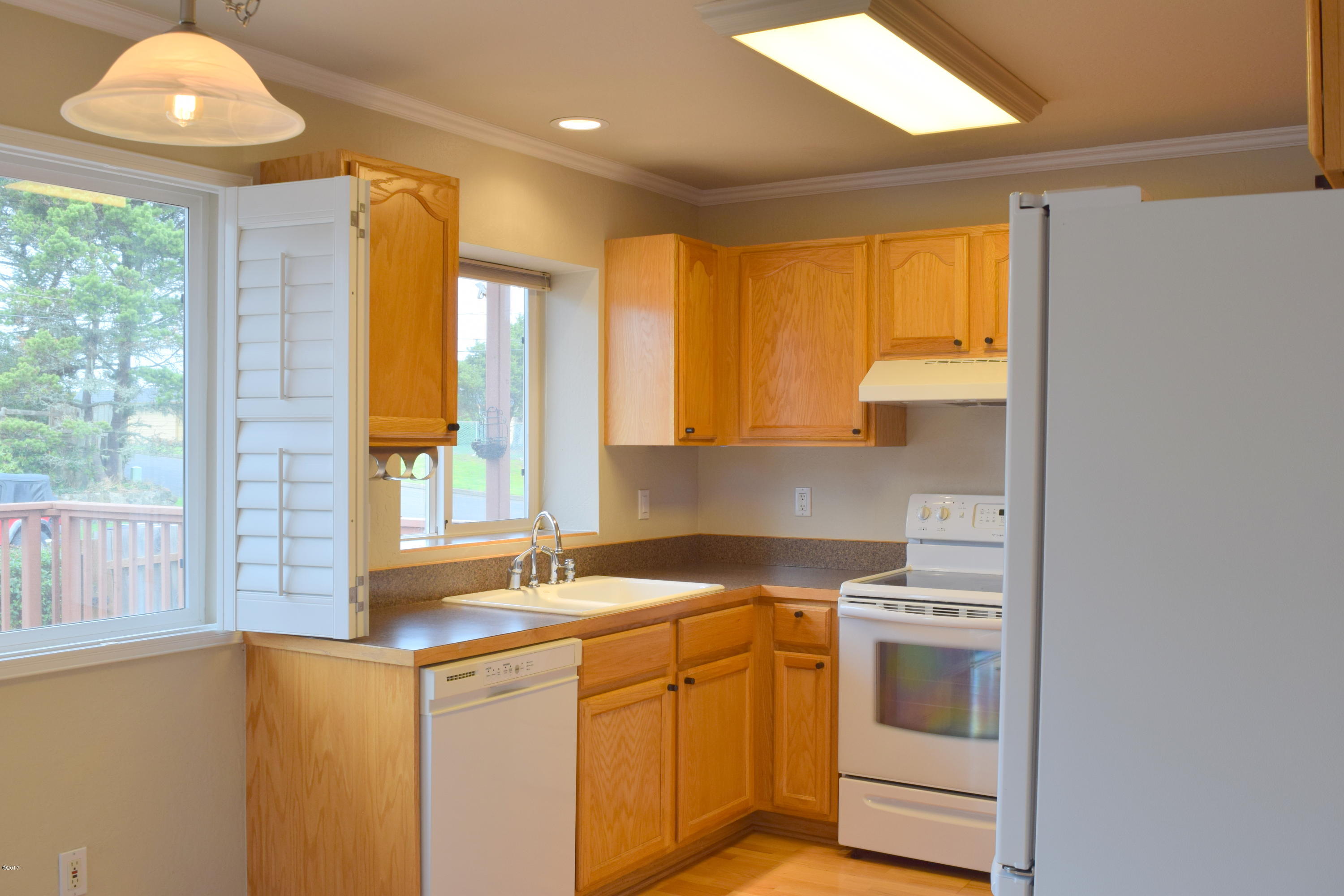 911 Southwest 12th Street Newport, OR 97365 - Photo 7 of 29 Kitchen