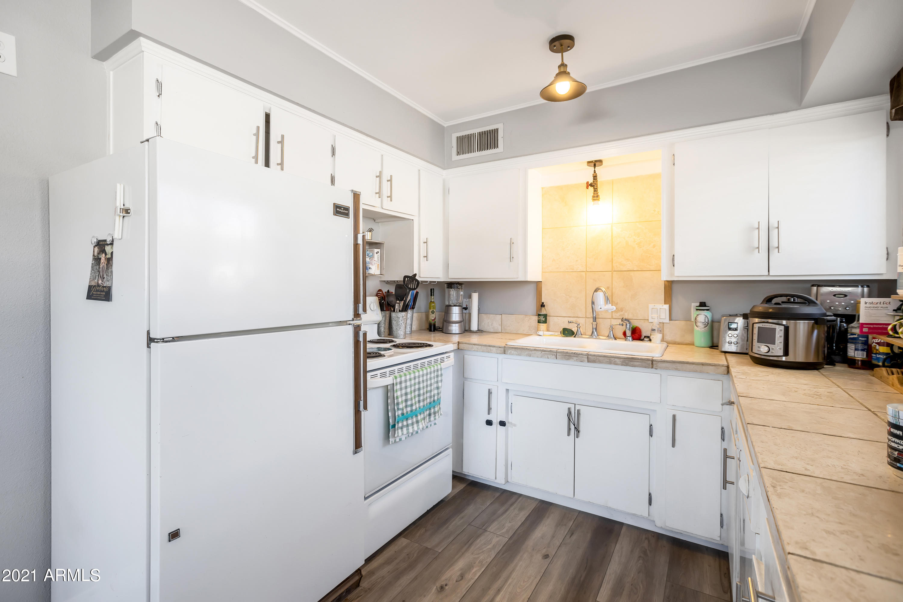 4101 East Camelback Road, Unit 15 Phoenix, AZ 85018 - Photo 8 of 20 Kitchen alt