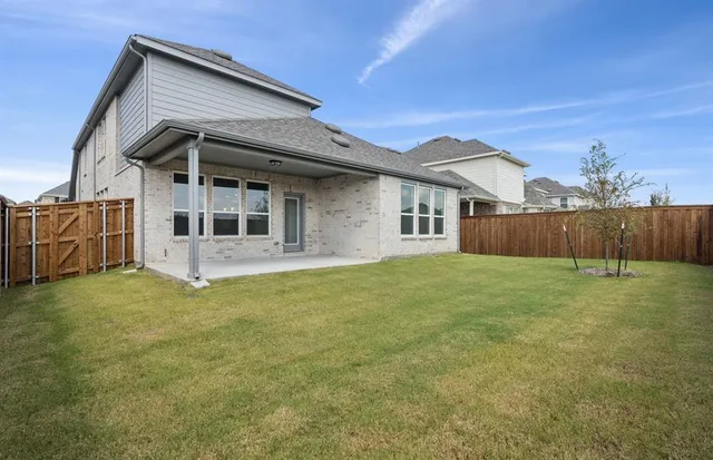 a view of a house with backyard and garden