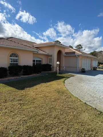a view of a house with a yard
