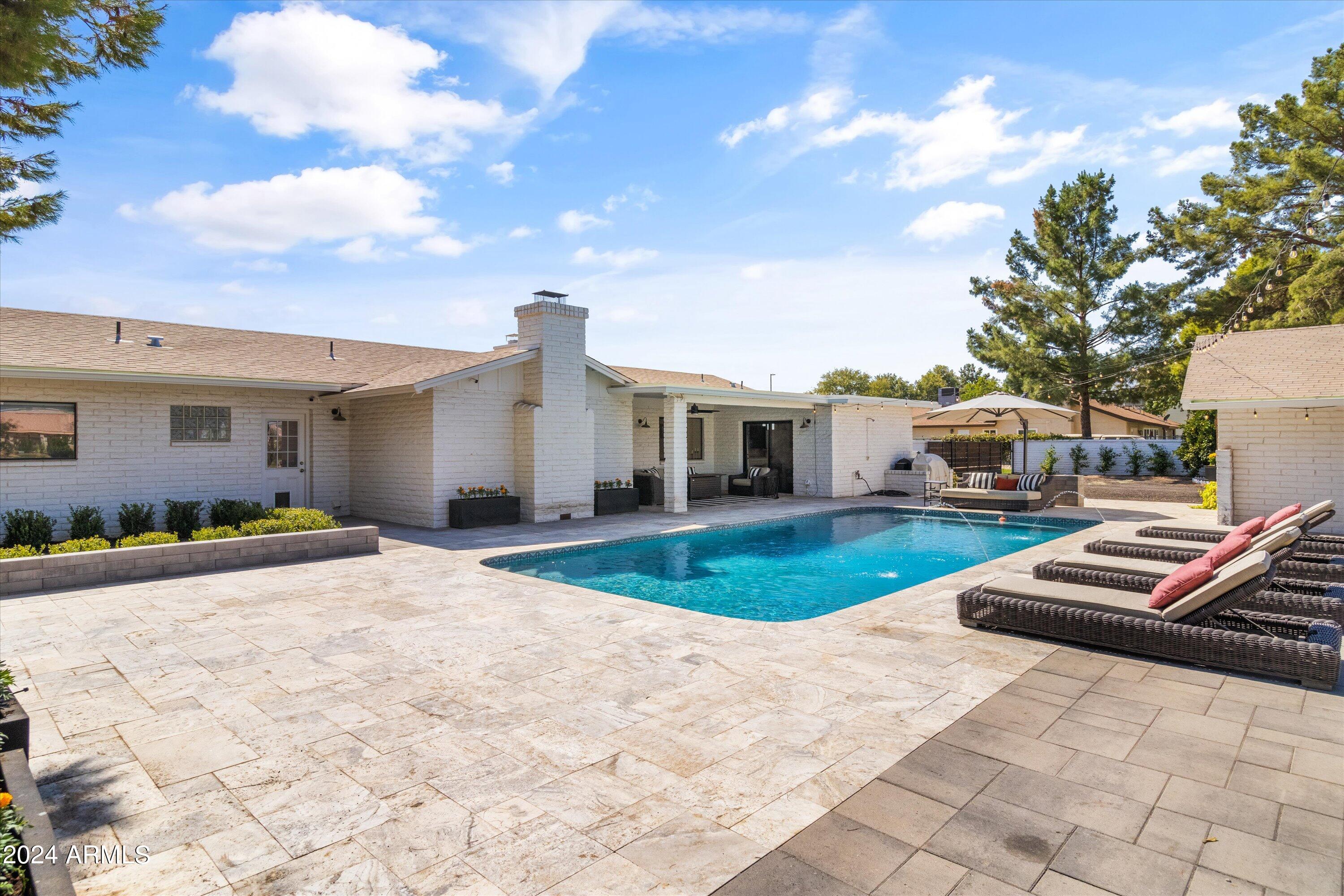 2216 East Willis Road Gilbert, AZ 85297 - Photo 27 of 50 Plenty of room to gather