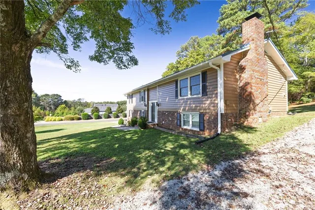a view of a house with a yard