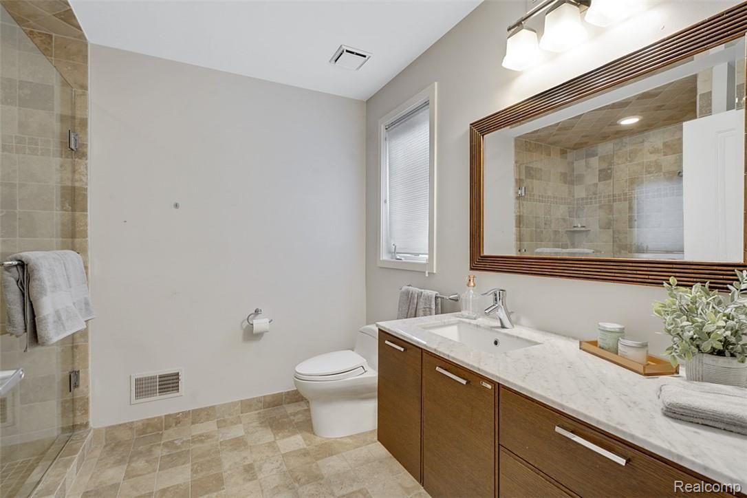 711 Rivenoak Street Birmingham, MI 48009 - Photo 19 of 58 dsc03478-dsc03480.jpg